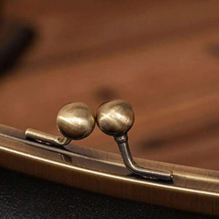 Anna - Chic Leather Bag with Kiss-Lock Closure